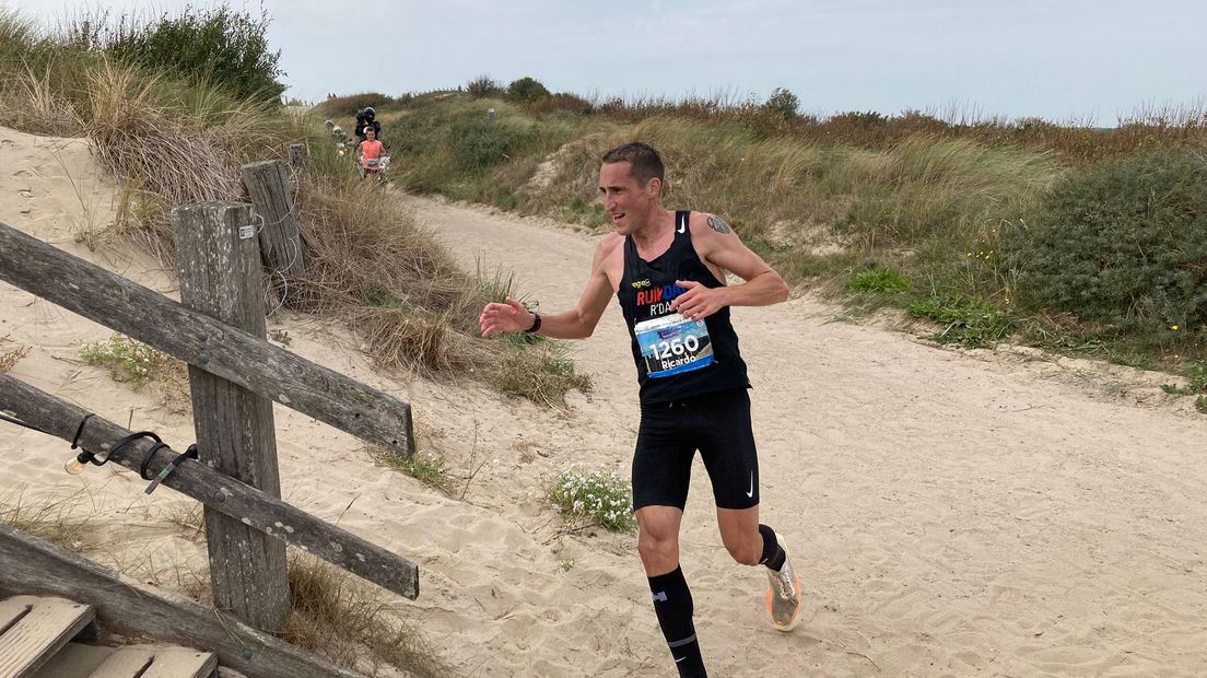 Ricardo Sint Nicolaas gaat de trap op voor het laatste stukje strand richting Zoutelande