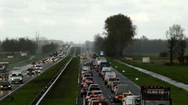 112-nieuws woensdag 18 april: Ongeluk bij Marum zorgt voor file op A7 • Brand in Leekster boom