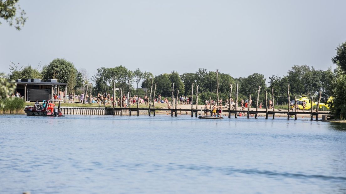 De jongen werd met een brandweerboot naar de kant gebracht.