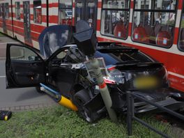 Auto zwaar beschadigd na botsing met tram