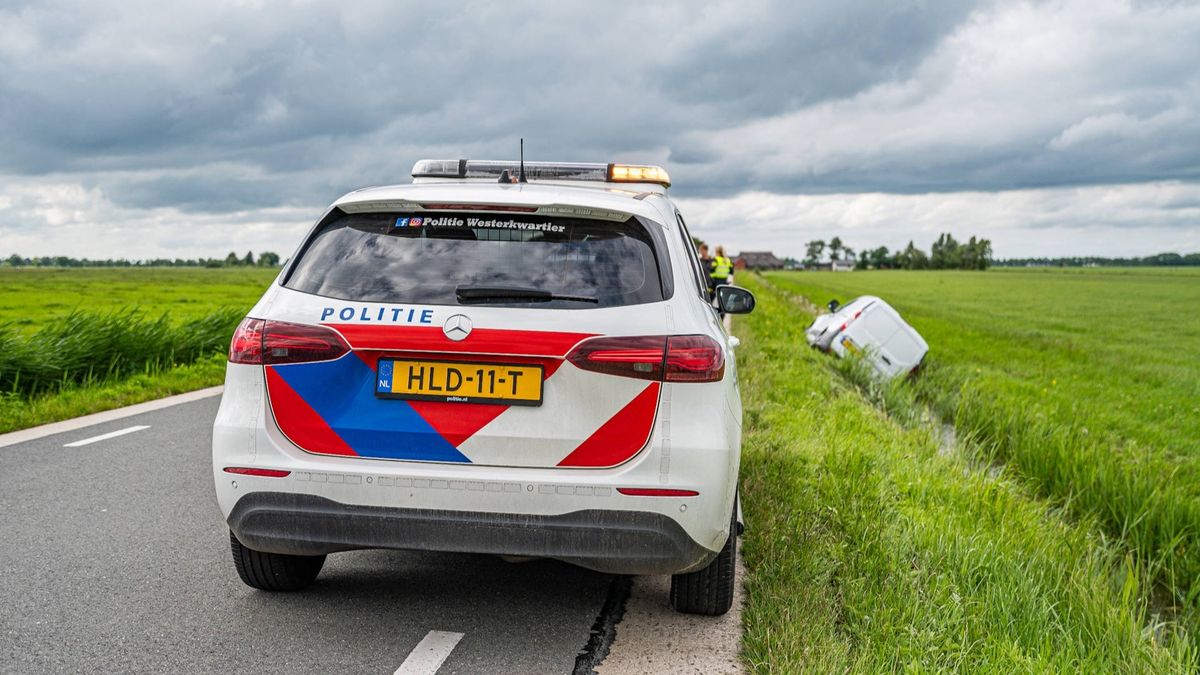 112-nieuws: Bestelbus belandt in Niekerkse sloot