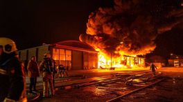 Metershoge vlammen bij zeer grote brand in Harderwijk
