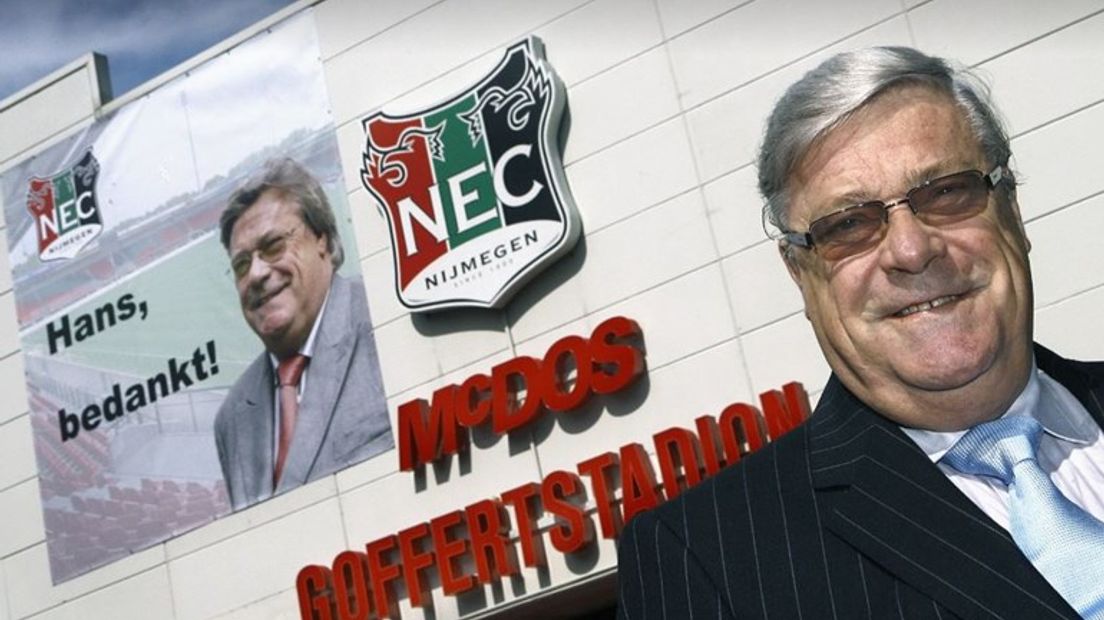 Hans van Delft voor het stadion van NEC (foto Broer van den Boom)
