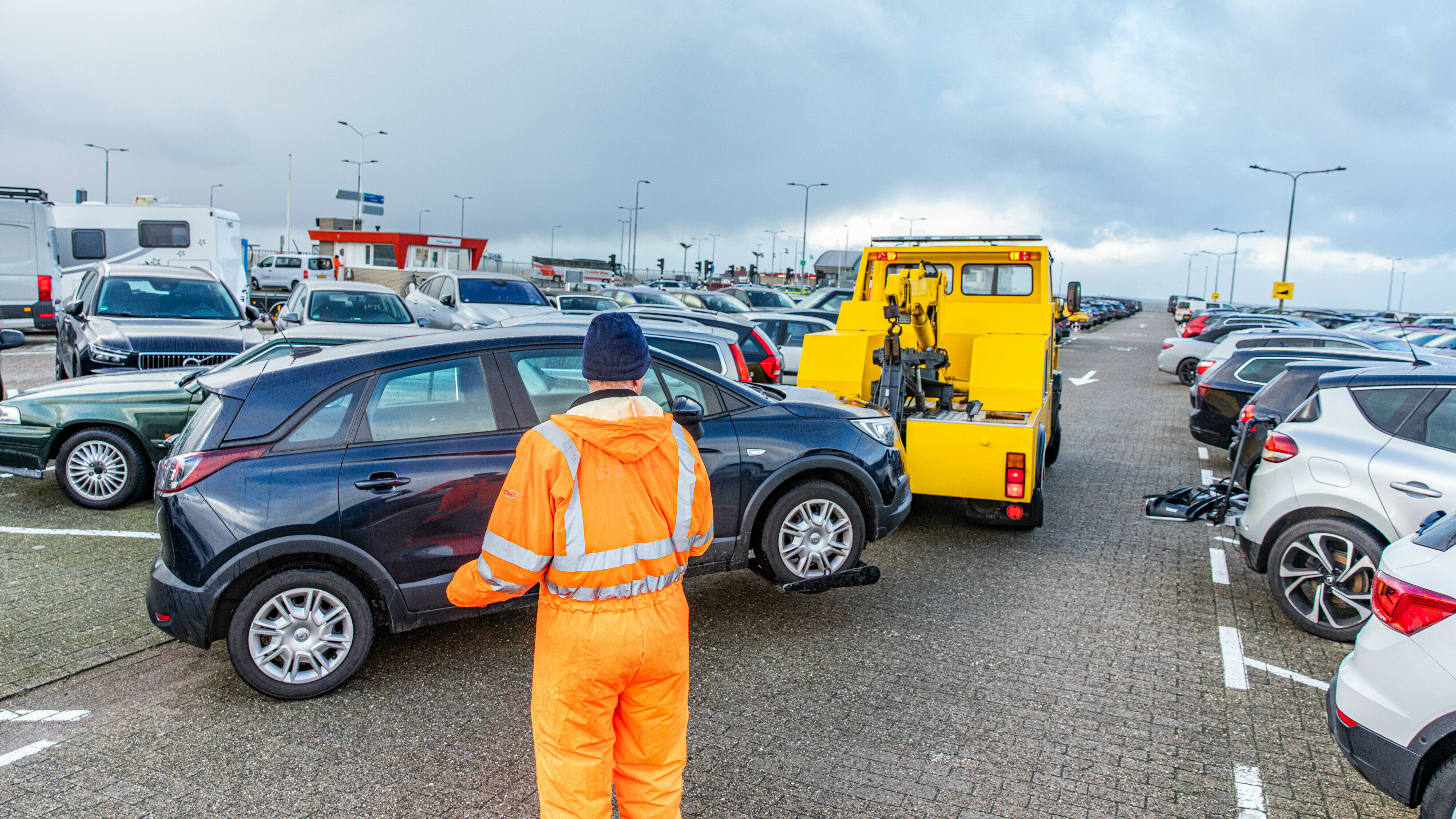 Heechwetter op komst: auto's yn Holwert fuortsleept