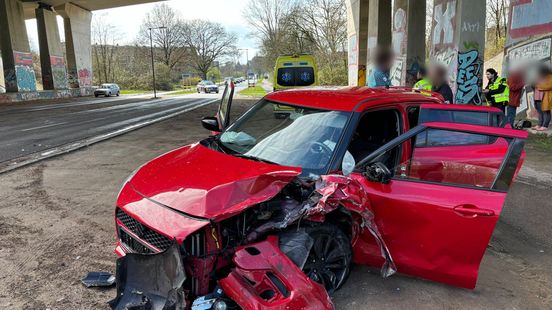 Motorrijder gewond • twee gewonden bij botsing.
