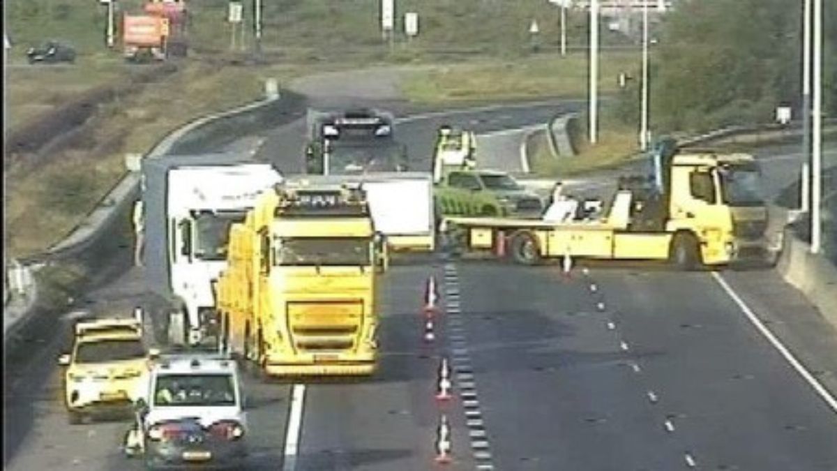 Flinke file door ongeval op N15 bij Oostvoorne: weg richting Rotterdam dicht