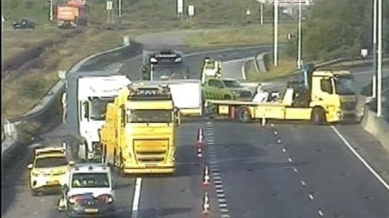 Ongeval met vrachtwagen veroorzaakt pittige ochtendspits, chauffeur naar ziekenhuis. Ongeval met vrachtwagen veroorzaakt pittige ochtendspits, chauffeur naar ziekenhuis.