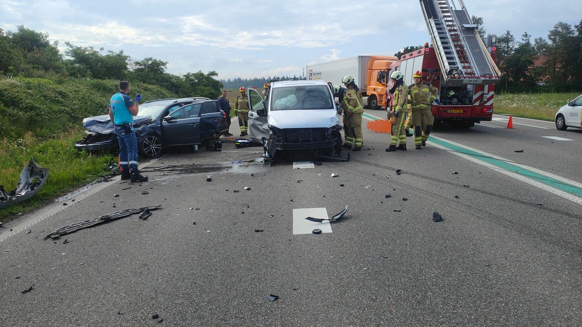 Ravage op N34 bij Exloo na ongeluk met vier auto's
