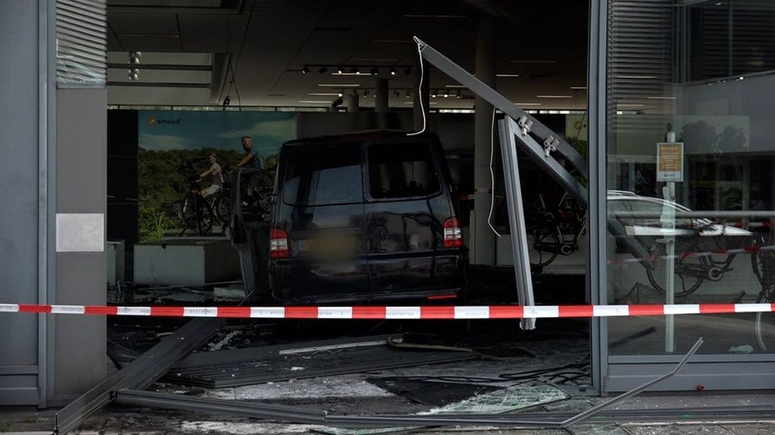 In Nijmegen reed een brandende bestelbus een fietsenzaak binnen.