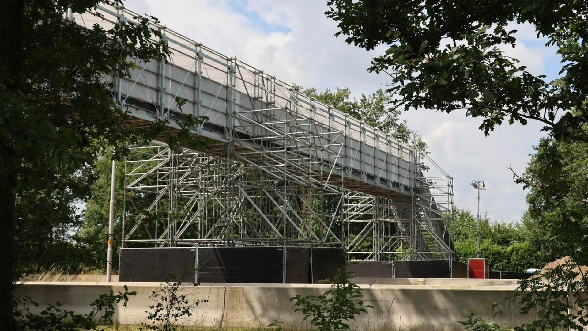 De voetgangersbrug over de N18, zodat voetgangers vanuit Lievelde veilig over kunnen steken.