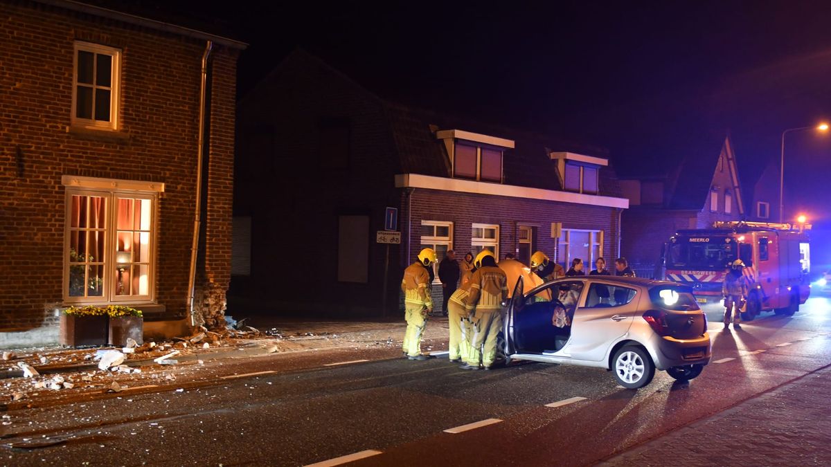 Auto botst tegen gevel woning: bestuurster gewond