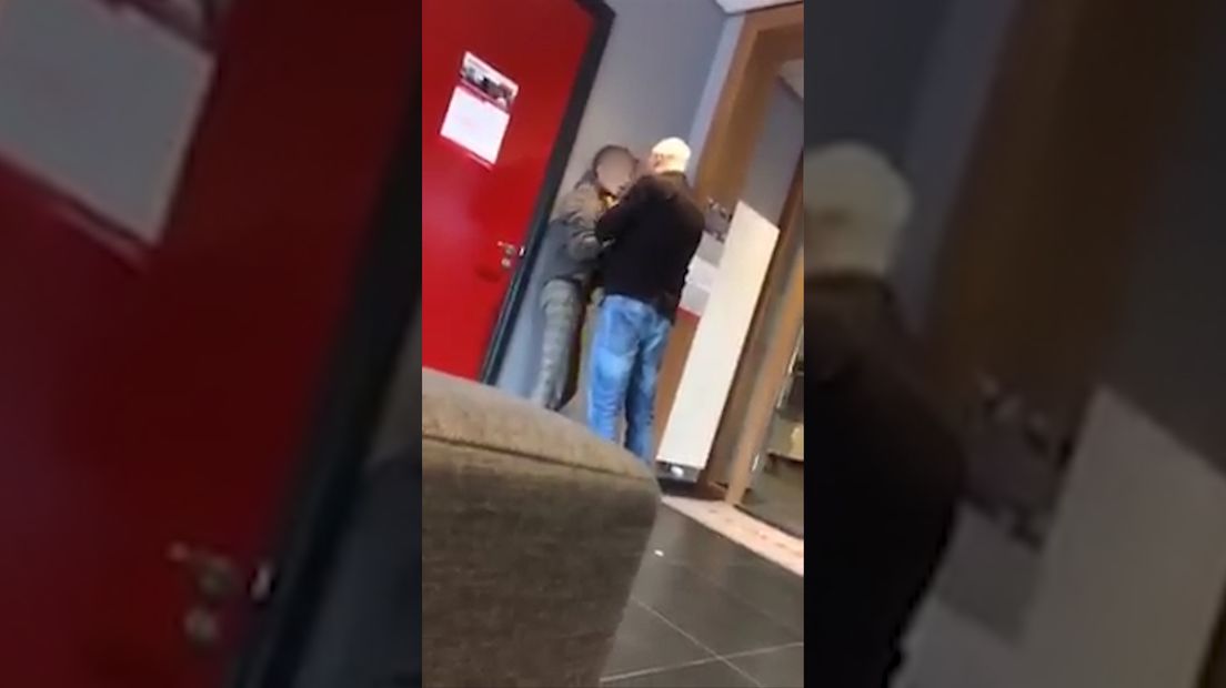 Op Facebook is een filmpje verschenen dat vermoedelijk is gemaakt bij uitzendbureau Covebo in Barneveld. Op de video is te zien dat een Spaanse medewerker bij het uitzendbureau door een andere medewerker stevig wordt vastgepakt en tegen de muur wordt gedrukt.