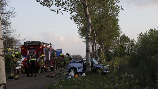 Auto botst tegen boom in Gennep, vier inzittenden raken gewond Nieuws