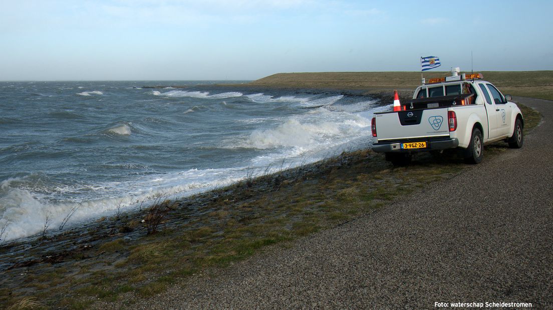 Het waterschap bewaakt de dijken bij een zware storm