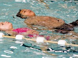 'Schoolzwemmen is niet haalbaar' zeggen basisscholen, Tweede Kamer wil herinvoering