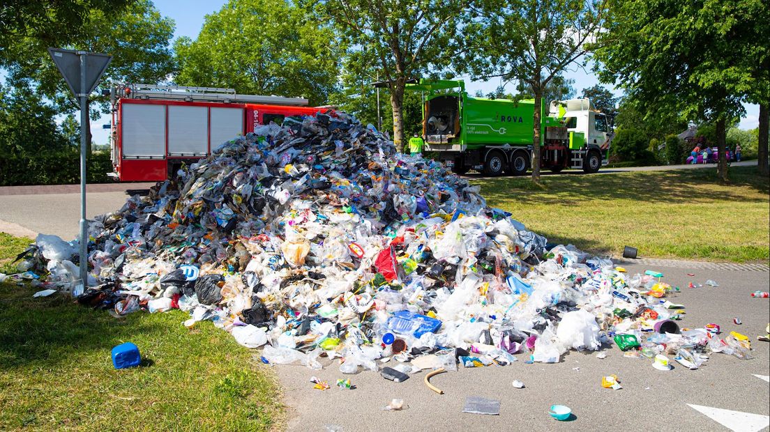 Chauffeur vuilniswagen dumpt lading op straat