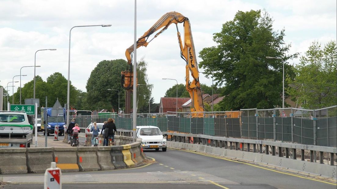 Fietsverkeer wurmt zich een weg langs de bouwput