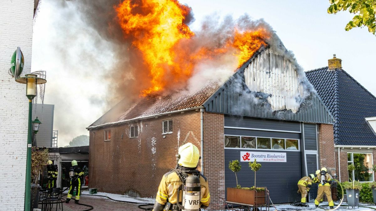 Schuur van rioleringsbedrijf Reduzum verloren gegaan bij brand