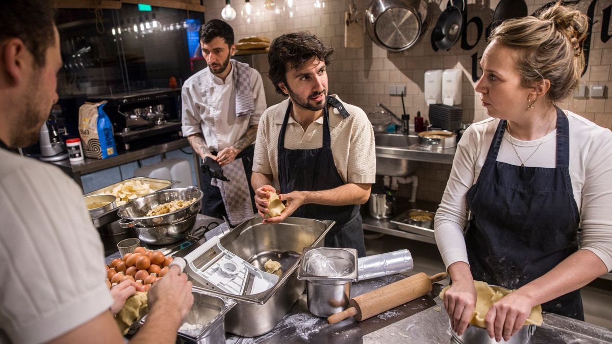 Vluchtelingen bakken ‘Ter Apeltaart’ in Amsterdam