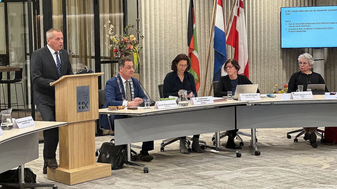 Lokaal Belangrijk-fractievoorzitter Frank de Wit (links) verdedigt de komst van een vierde wethouder.