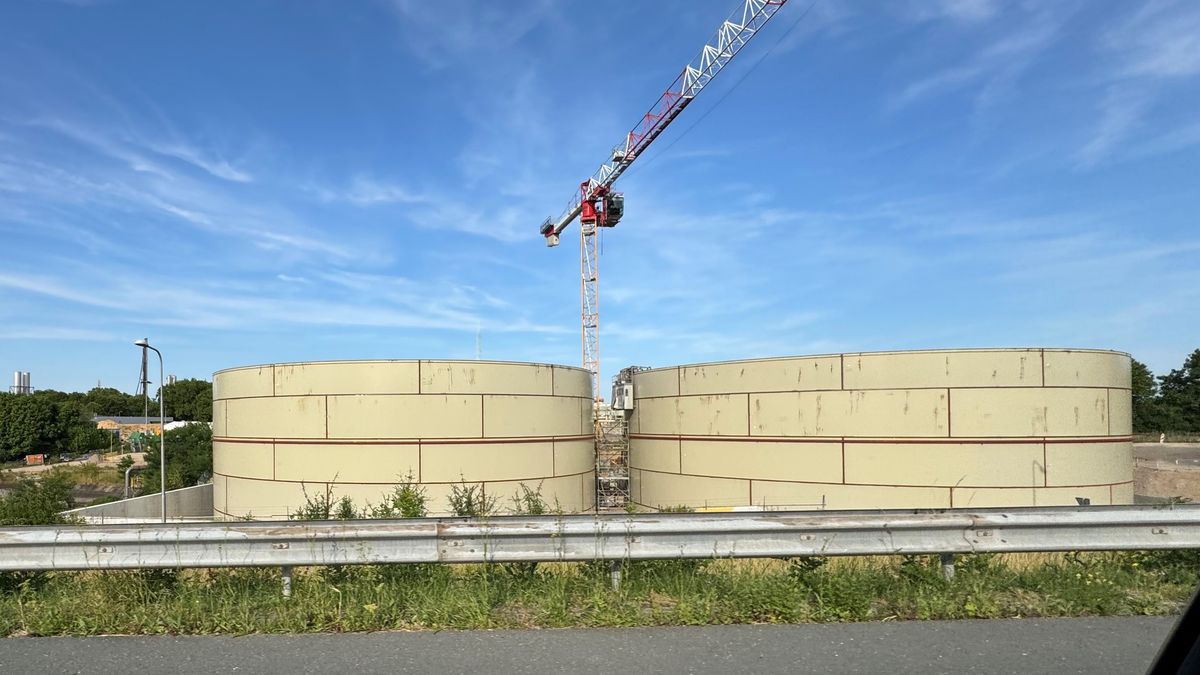 Waar zijn de twee gebouwde opslagtanks voor langs de A2 bij Elsloo?