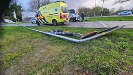 Man rijdt auto total loss op lantaarnpaal