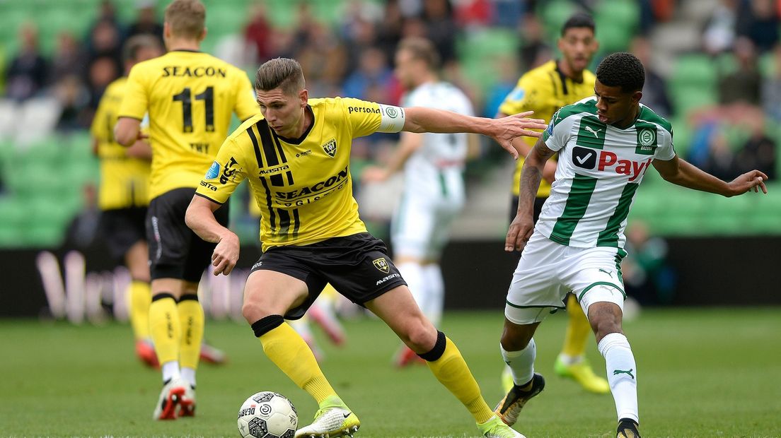 Juninho Bacuna in duel met Danny Post in de thuiswedstrijd van de FC tegen VVV-Venlo