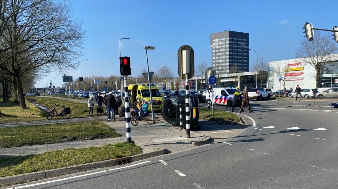 Eén auto belandde op zijn kant op het fietspad