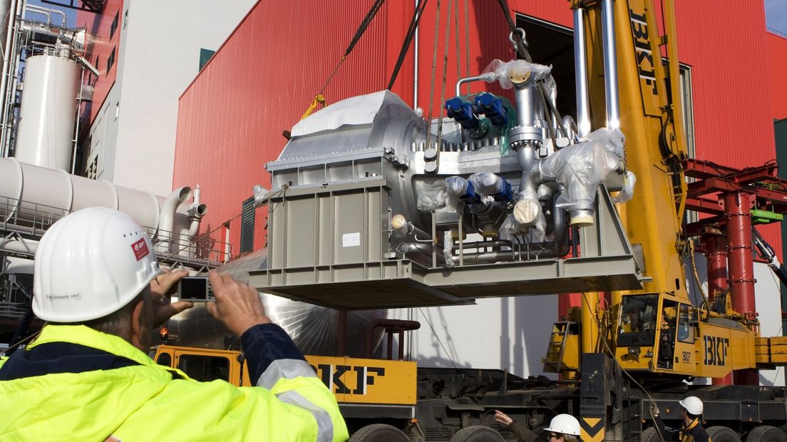 Afvalverwerker EEW in Delfzijl tijdens de plaatsing van een nieuwe stoomcabine