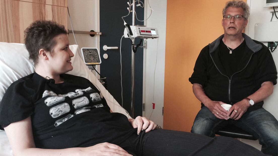 Melissa van Wamel en haar vader tijdens chemotherapie - Foto Marielle Bakker
