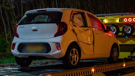 Auto aangereden door trein in de Botlek