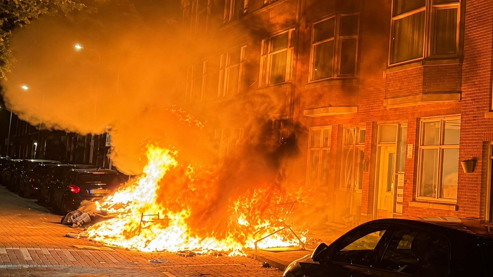 De brand zorgde voor grote vlammen in de De Manstraat.