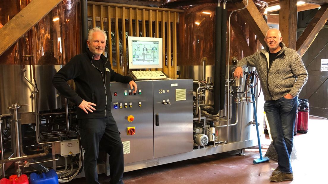 Brouwmeester Bert Calkhoven (l) en eigenaar Henk Timmerman in Brouwerij Maallust Veenhuizen
