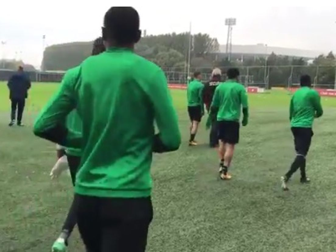 Een klein groepje op het trainingsveld bij Feyenoord