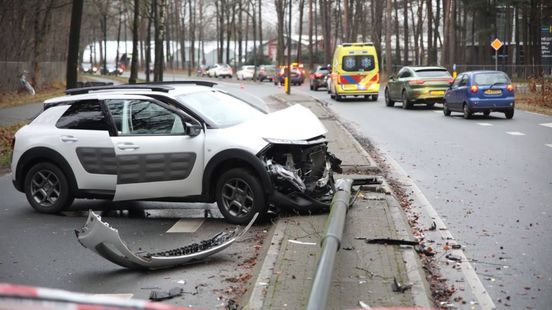 Politiehond ongedeerd na aanrijding • automobilist ramt lantaarnpaal. Politiehond ongedeerd na aanrijding • automobilist ramt lantaarnpaal.