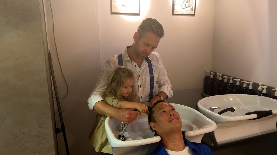 Als haar vader het haar gaat wassen van een vaste klant, klimt ze op de schoot van haar vader om te helpen.