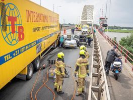 Ravage na aanrijding op de Noordbrug bij Alblasserdam, weg voorlopig afgesloten