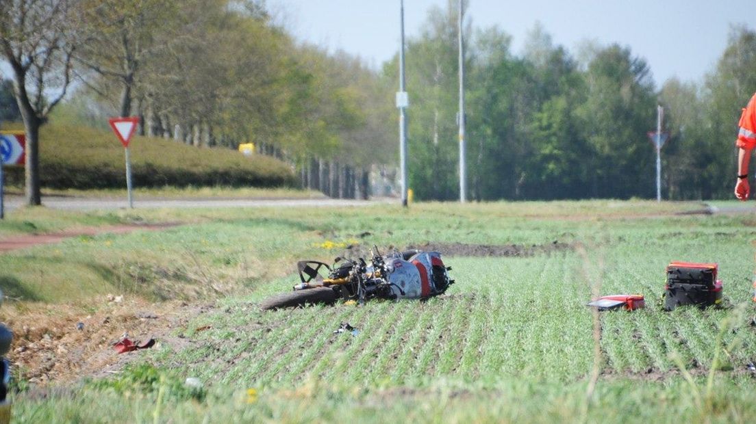 De motor belandde na het ongeval in het naastgelegen weiland