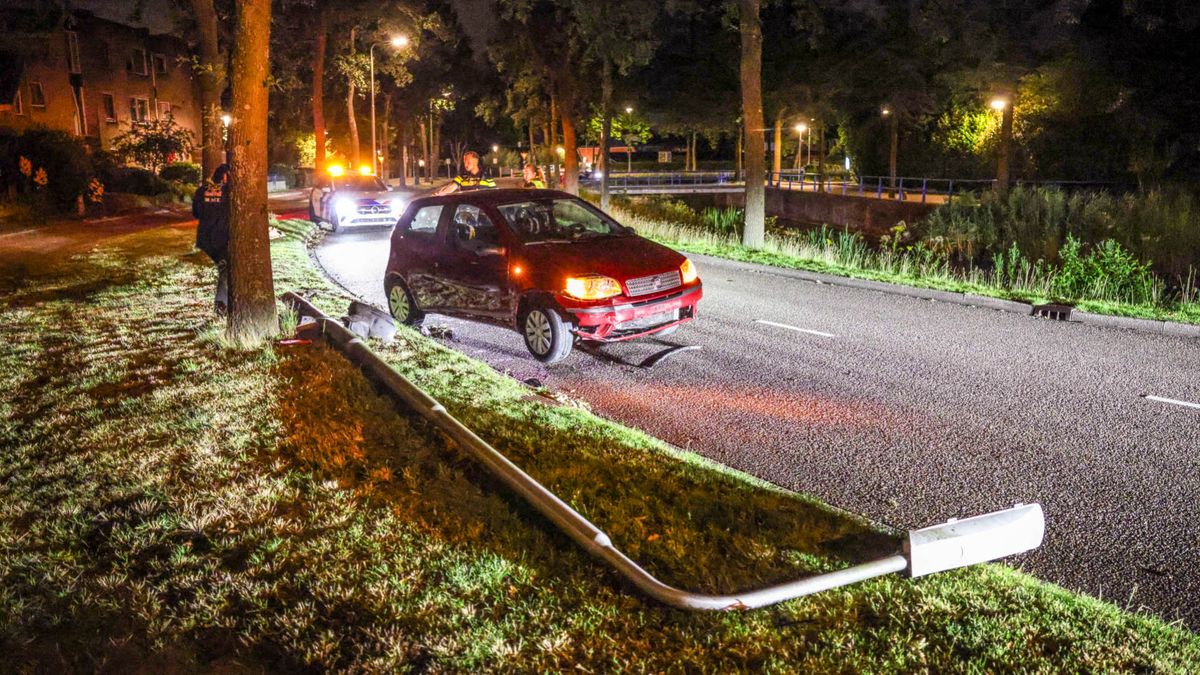Automobilist rijdt lantaarnpaal uit de grond in Amersfoort