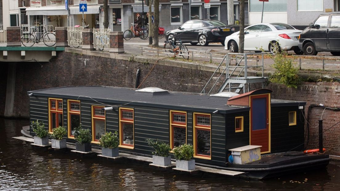 Een archieffoto van een woonboot vlakbij de Kijk in 't Jatbrug