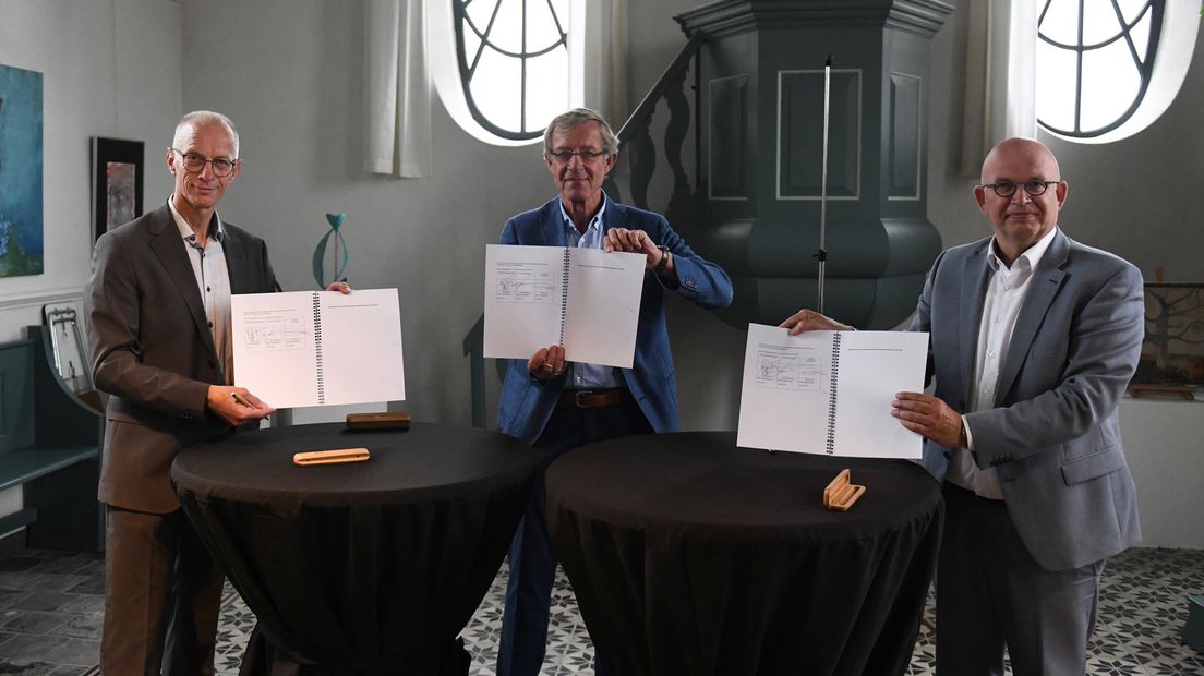 Wethouder Theo de Vries (Het Hogeland), loco-dijkgraaf Eisse Luitjens (Waterschap Noorderzijlvest) en gedeputeerde Henk Staghouwer (provincie Groningen)