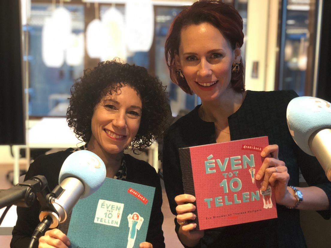 Theresa Hartgers (links) en Eva Brouwers (rechts) met hun boek in de studio bij Rijnmond