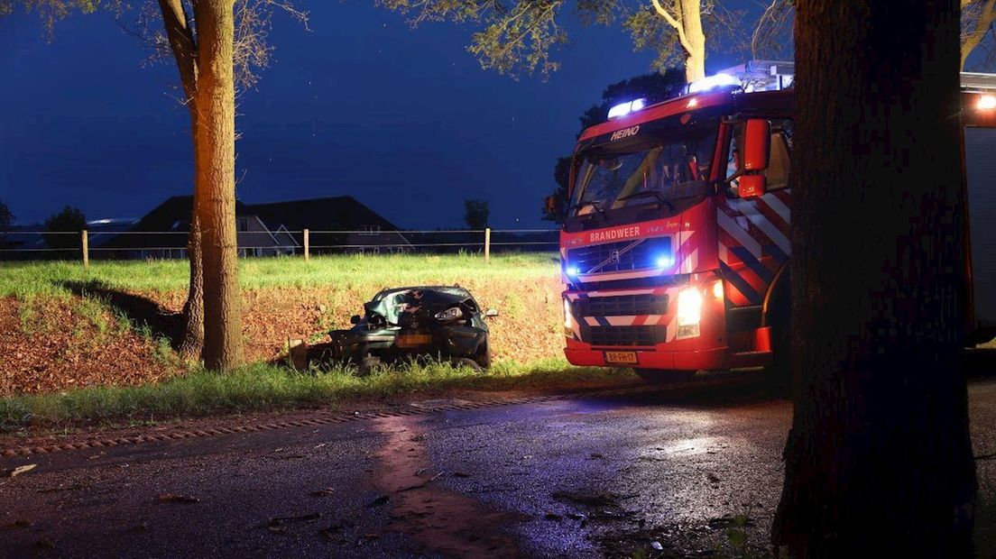 Auto botst tegen boom in Heino, geen gewonden