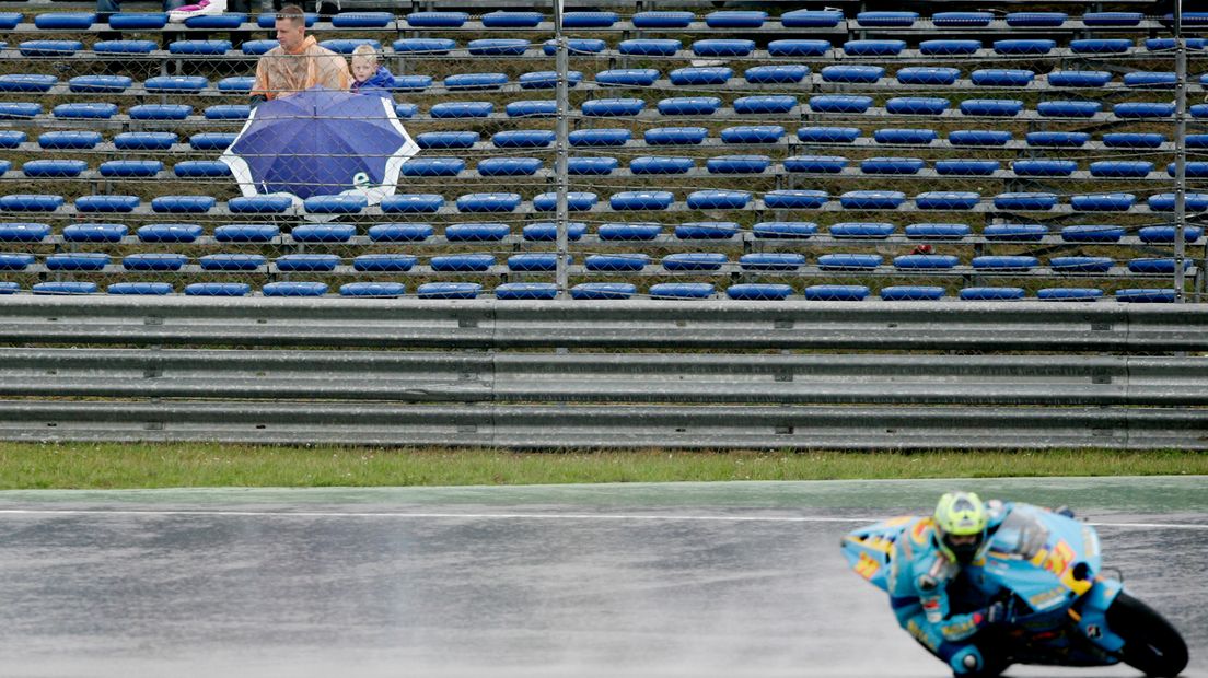 Regen levert vaak spektakel op tijdens de TT (Rechten: ANP/Rick Nederstigt)