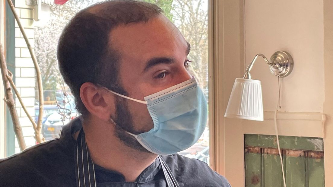 Kok Damaru helpt daar waar hij kan met emotionele begeleiding
