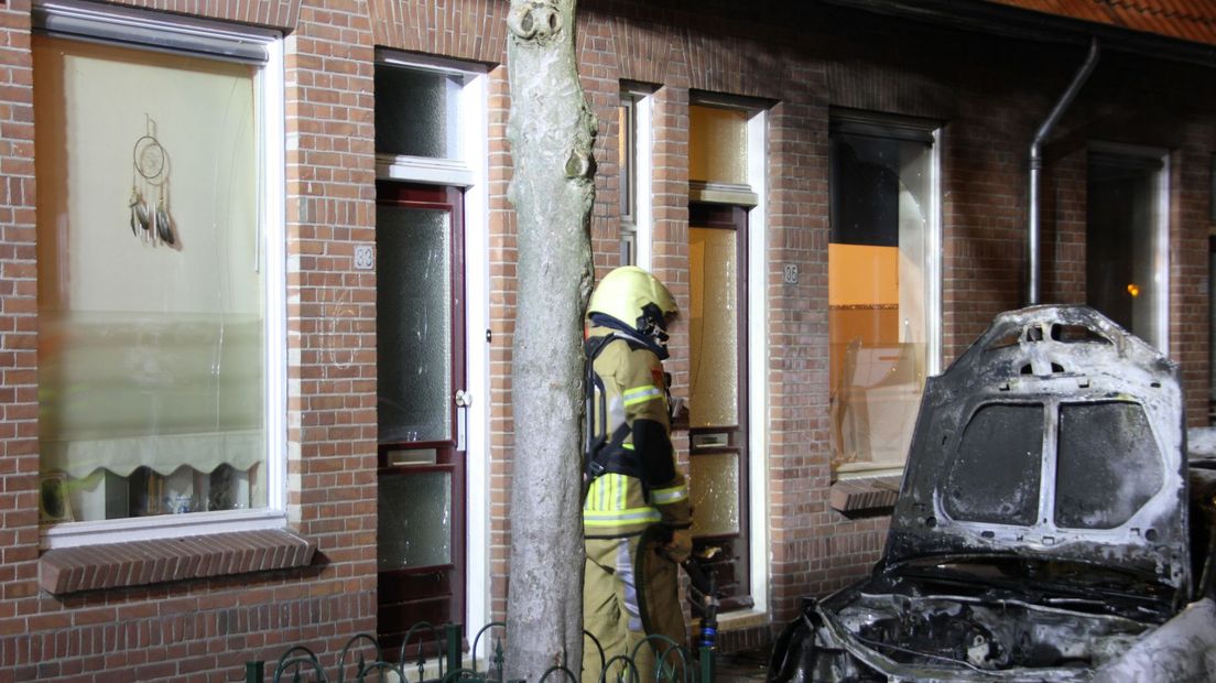 Twee auto's gingen vannacht in vlammen in Deventer