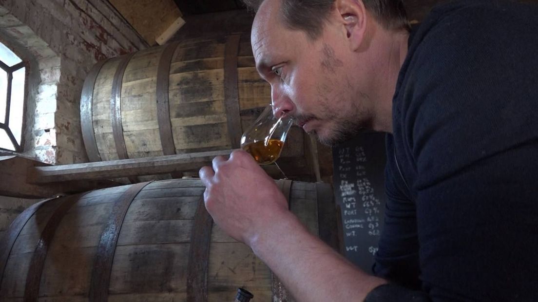 Jaap Nieboer met zijn whisky