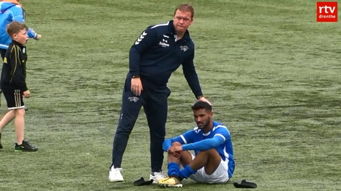 Nico Haak troost Shakki Mohammed na het mislopen van de titel in de hoofdklasse