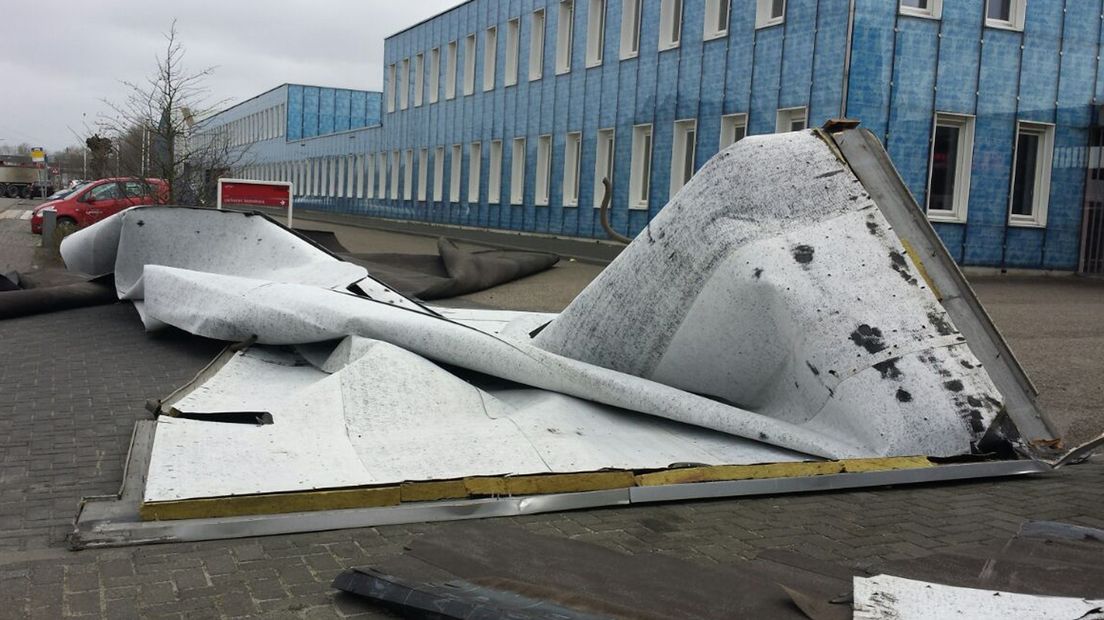 De dakbedekking van de zoutloods aan de Duinkerkenstraat is weggewaaid