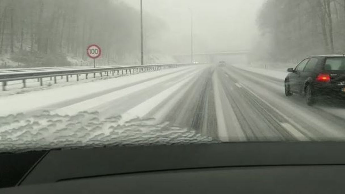 Het verkeer op wegen in Gelderland heeft zondagmiddag last van sneeuwval. Tot het middaguur waren er weinig problemen. Maar het wordt nu drukker op de wegen. Breng haalt de bussen naar binnen.